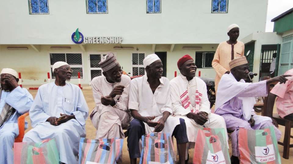 Men in CAR welcome Ramadan relief /  رجال من جمهورية أفريقيا الوسطى يتلقون الإغاثة الرمضانية 2023