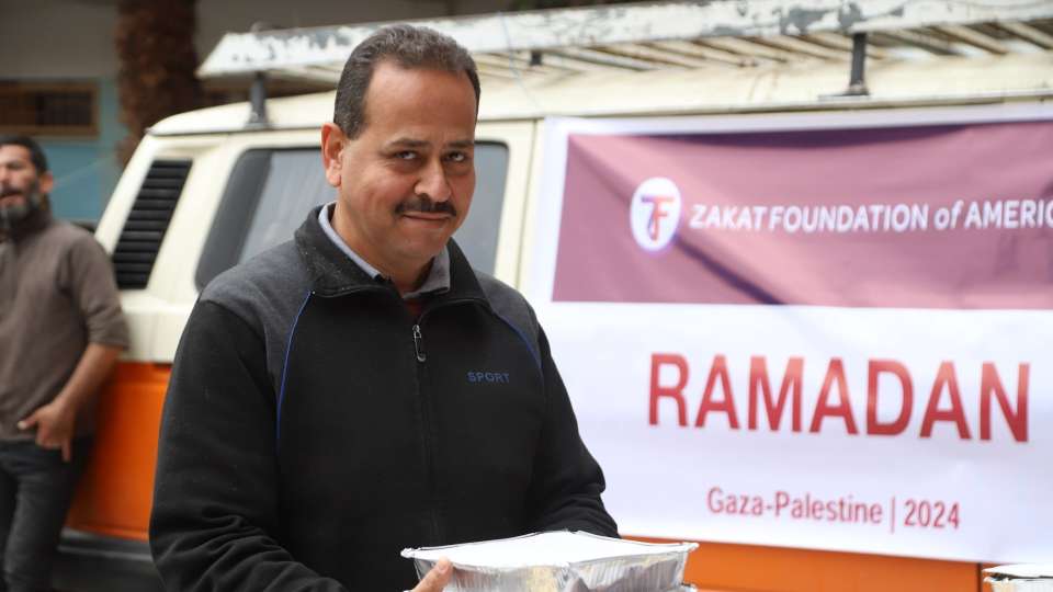 1 Million meals for Gaza meal distribution / رجل في غزة يتلقى وجبة من حملة مليون وجبة طعام لغزة