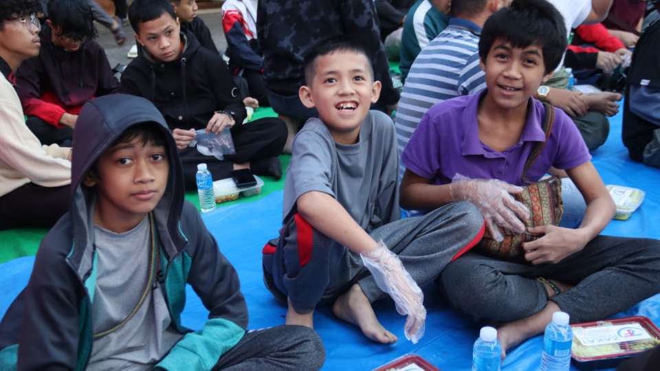 Children in Philippines receive Iftar meals / أطفال في الفلبين يحصلون على وجبات الإفطار