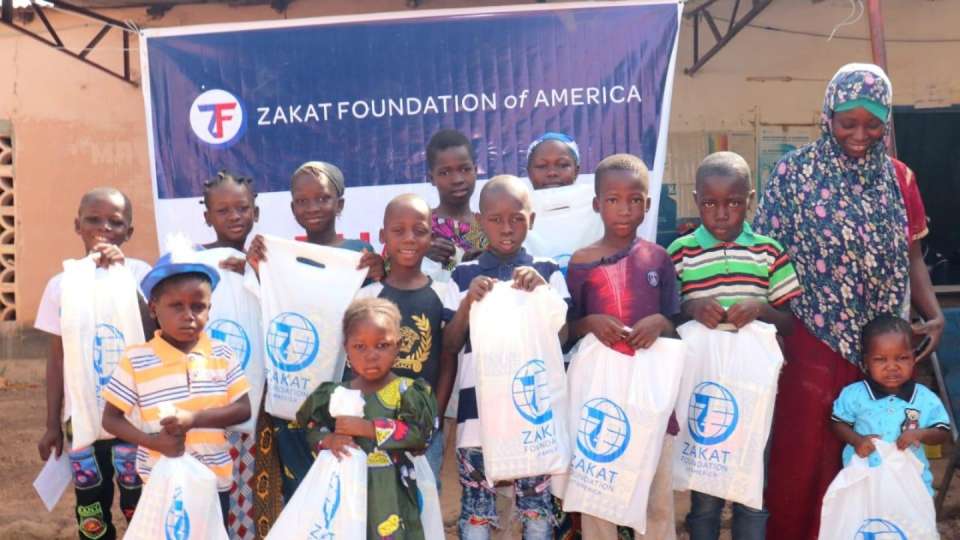 EID gifts for orphans in Mali / الأيتام في مالي يحصلون على هدايا العيد