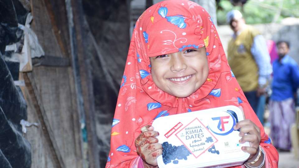 Ramadan food packs bring joy to a girl in India / طفلة هندية سعيدة بعد تلقيها وجبة الإفطار الرمضاني