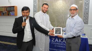 Hillside Islamic Center Executive Committee President Kalim Hussain receiving award from Zakat Foundation of America