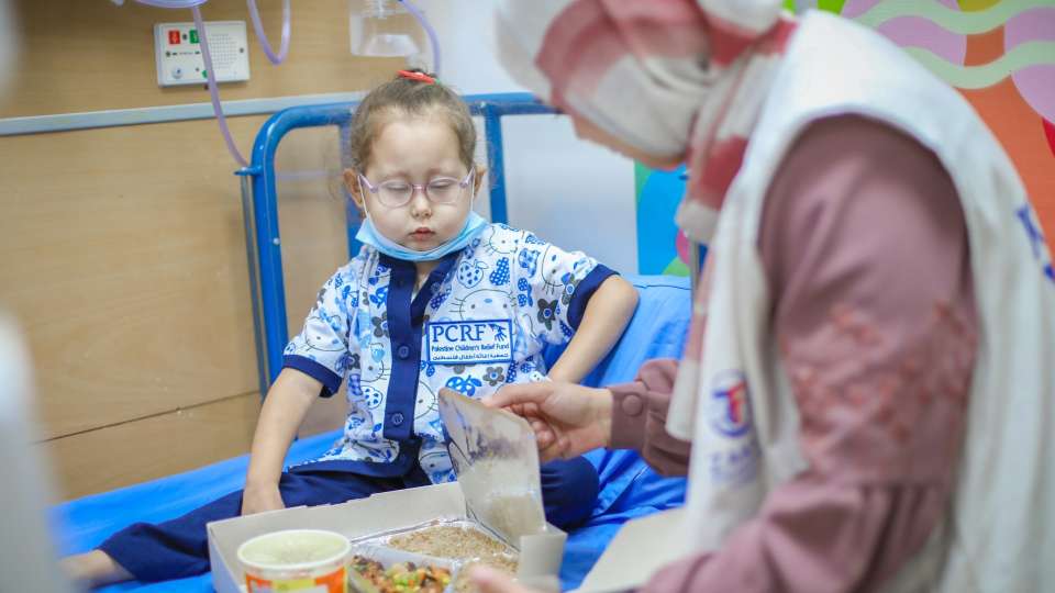 Nutritious food given to a young cancer fighter / طفلة مريضة بالسرطان تتلقى طعام مغذي