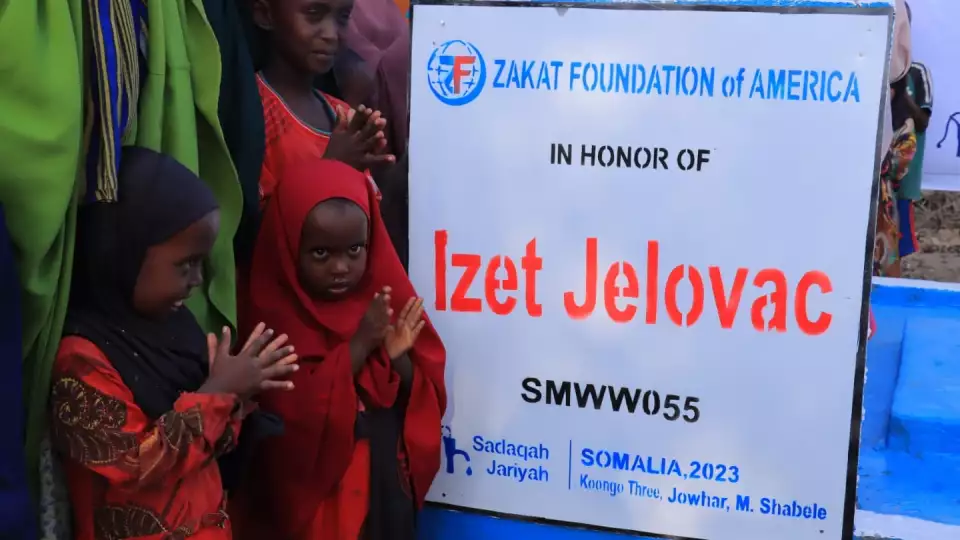 A celebration of a new water source brings the community together / الفرحة بادية على الأطفال بتوفير المياه الآمنة والنظيفة