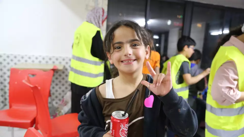 A deaf child signing her love after receiving Ramadan food / طفلة صماء تعبر عن حبها بلغة الإشارة بعد حصولها على توزيعات رمضان