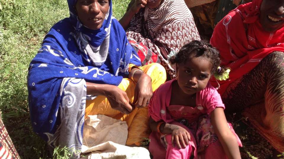 An Ethiopian family awaits provisions / عائلة إثيوبية تنتظر تلقي المساعدات
