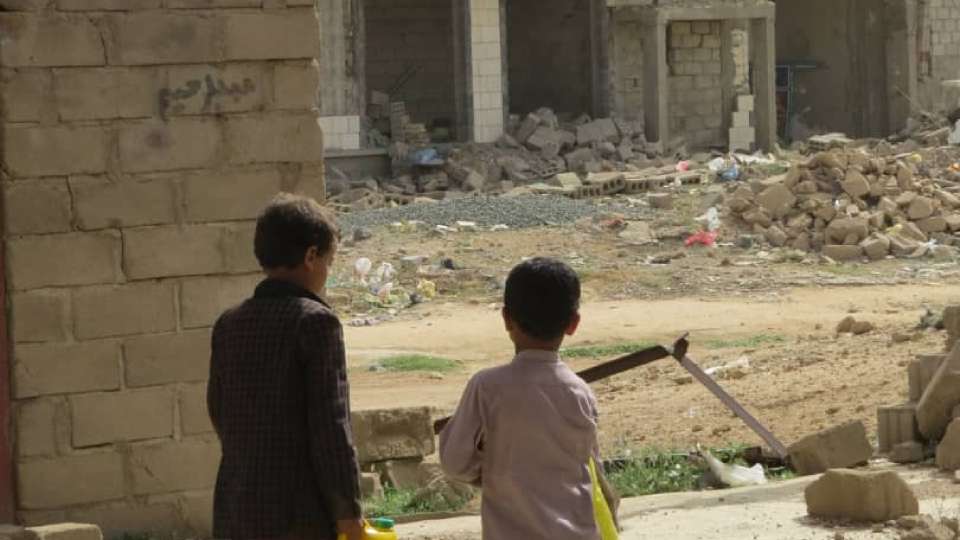 Two children take back provisions in a destitute area / طفلان في منطقة نائية يحصلان على المساعدات