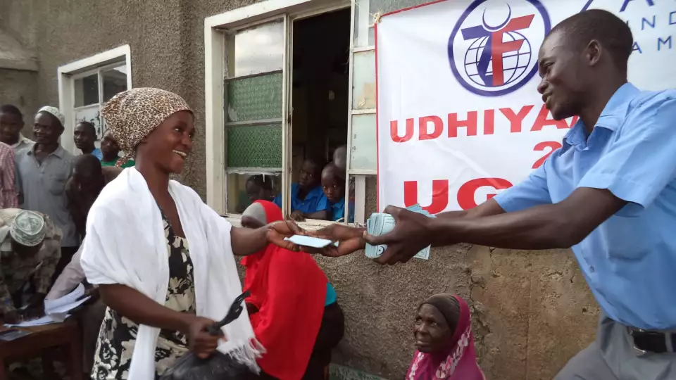 Udhiya Distribution Bring Smiles / البسمة ظاهرة على إحدى المستفيدات من لحوم الأضاحي الطازجة