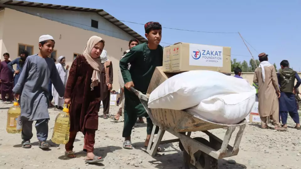 Children hurry home with the support you have given / أطفال يحصلون على المواد الغذائية