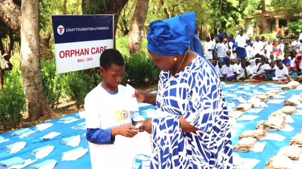 Our Mali Director, Mariam Coulibaly Ndiaye, offers love, compassion and care to hundreds of orphan children<br>تقدم مديرتنا في مالي، مريم، الحب والرحمة والرعاية لمئات الأطفال الأيتام، مما يجعلها شعاع أمل يضيء حياتهم