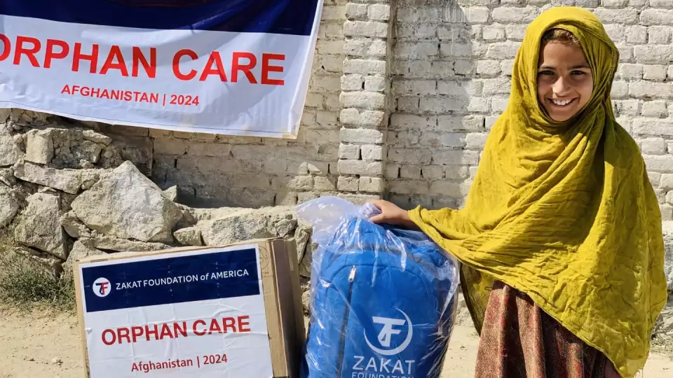 Orphans receive school supplies and education fees to stay in school and learn<br>نحرص على أن يحصل الأطفال الأيتام على كل ما يحتاجونه للبقاء في المدرسة، من اللوازم المدرسية إلى رسوم التعليم، ليواصلوا طريقهم نحو النجاح.