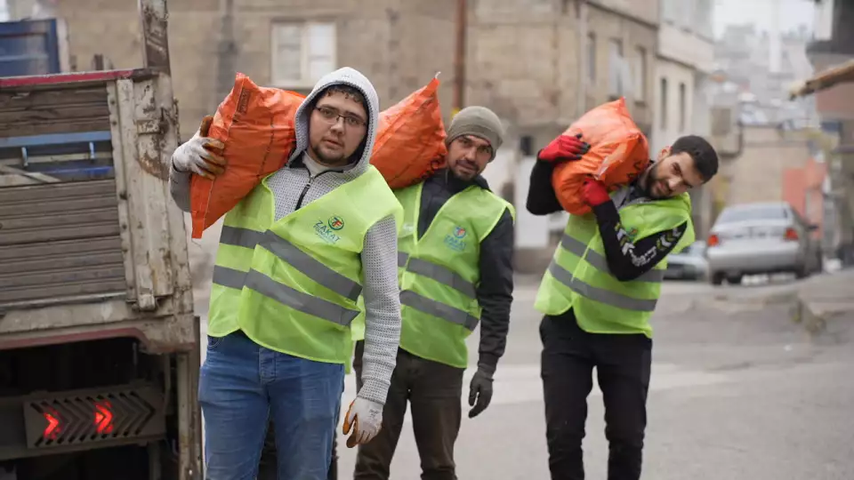 Our team in Türkiye carries winter items for distribution