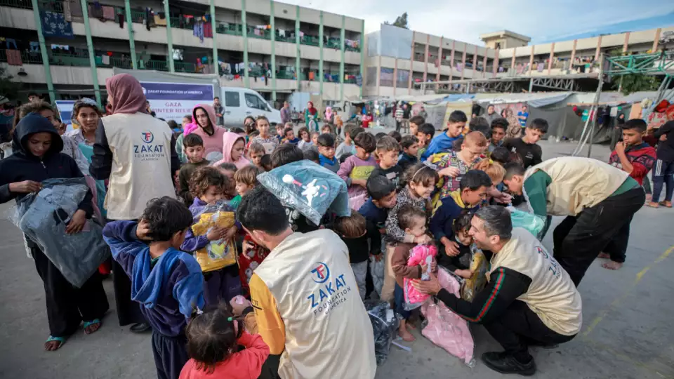 In Gaza, our teams distribute coats and warm clothing to displaced children