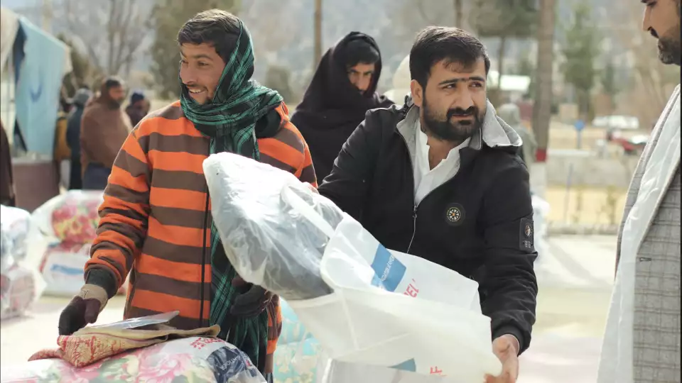 Families in Pakistan receive blankets and coats to protect them from the cold