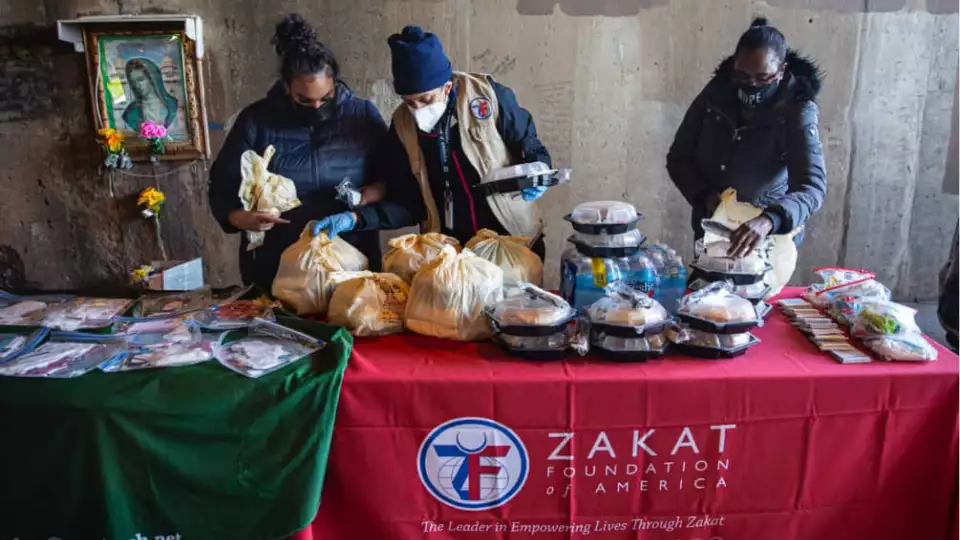 Volunteers set out food for the homeless to take under the Kennedy Expressway at West Fullerton Avenue in Bucktown on Thursday. Anthony Vazquez/Sun-Times