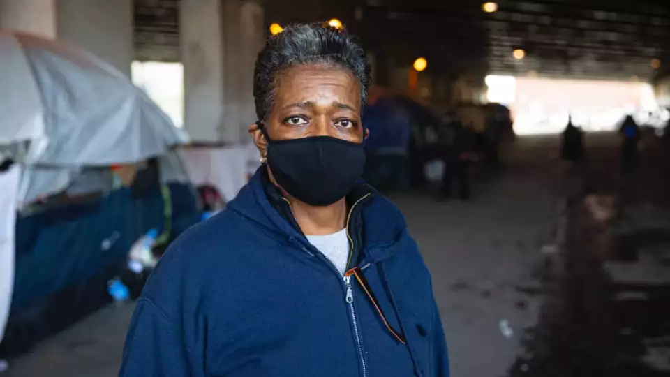 Beverly Walker, chief operating officer of Georgia Doty Comprehensive Health helped hand out donated food and bags of supplies to homeless people on Thursday. Anthony Vazquez/Sun-Times