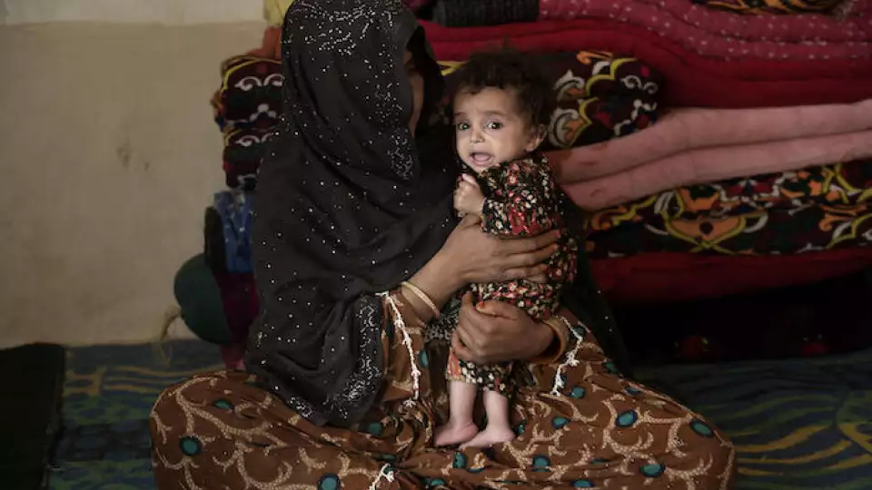 Shukuriya, 8 months old, of Kandahar, Afghanistan, suffers from severe acute malnutrition. A UNICEF-supported mobile health and nutrition team provided her parents with Ready-to-Use Therapeutic Food, a nutrient-rich peanut paste, to begin treatment. © UNICEF/UN0562535/ROMENZI