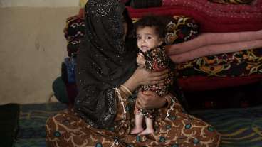 Shukuriya, 8 months old, of Kandahar, Afghanistan, suffers from severe acute malnutrition. A UNICEF-supported mobile health and nutrition team provided her parents with Ready-to-Use Therapeutic Food, a nutrient-rich peanut paste, to begin treatment. © UNICEF/UN0562535/ROMENZI
