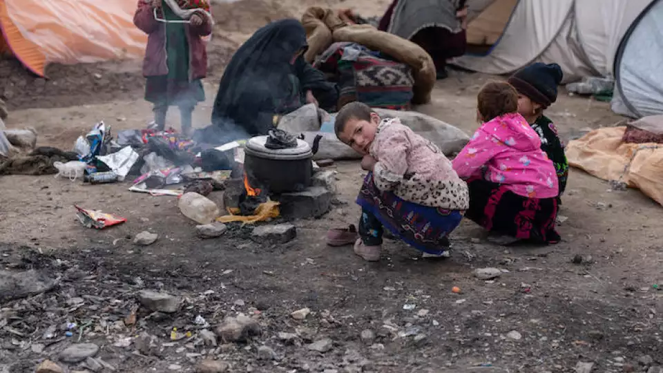 At the Shaydayee camp for displaced families in Herat Province, Suraya, 8, and her sisters huddle around an open fire to try to stay warm. UNICEF is distributing blankets, winter clothing and other supplies to children and families in Afghanistan. © UNICEF/UN0574509/BIDEL