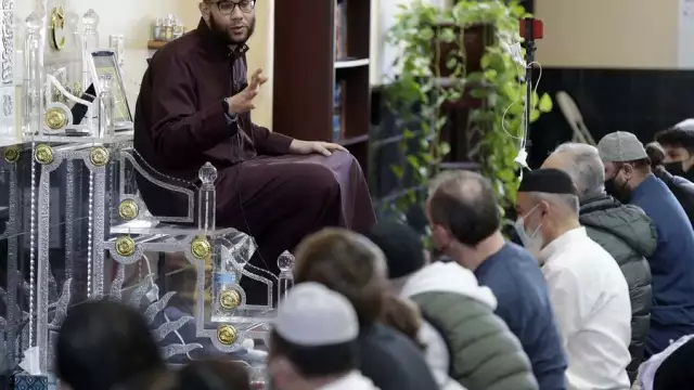 Shaykh Mahmoud Ali leads Friday prayer service at Masjid Al Huda Midwest Islamic Center in Schaumburg. The first day of fasting for the Islamic holy month of Ramadan begins Saturday. This Ramadan, in-person services and fast-breaking gatherings will resume normally at suburban mosques after two years of pandemic restrictions. Brian Hill | Staff Photographer