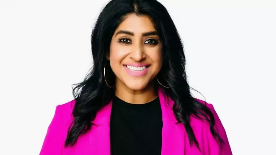 amna profile pink