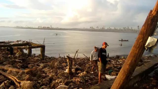 philippines emergency relief haiyan people shore 01292014 004 w  large 650x400