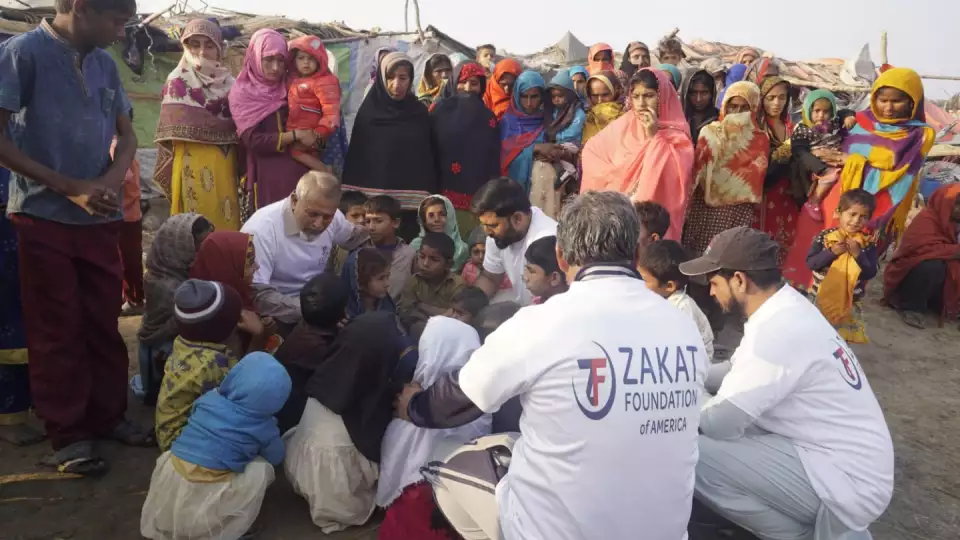 Emergency response team reassures children during flood relief efforts / فريقنا للاستجابة الطارئة يطمئن الأطفال أثناء جهود الإغاثة من الفيضانات