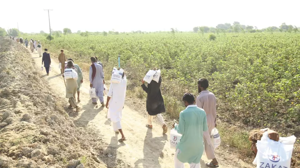 Flood affected families take home rice packages / الأسر المتضررة من الفيضانات تأخذ حصتها من توزيعات الأرز إلى منزلها