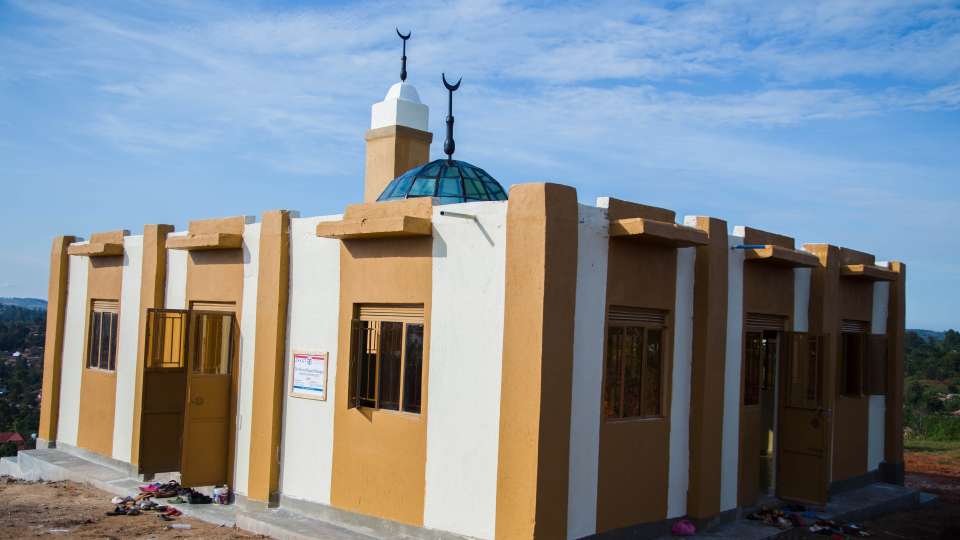 Mosque Constructions Brings The Community Together / بناء المساجد يعزز أواصر المجتمع