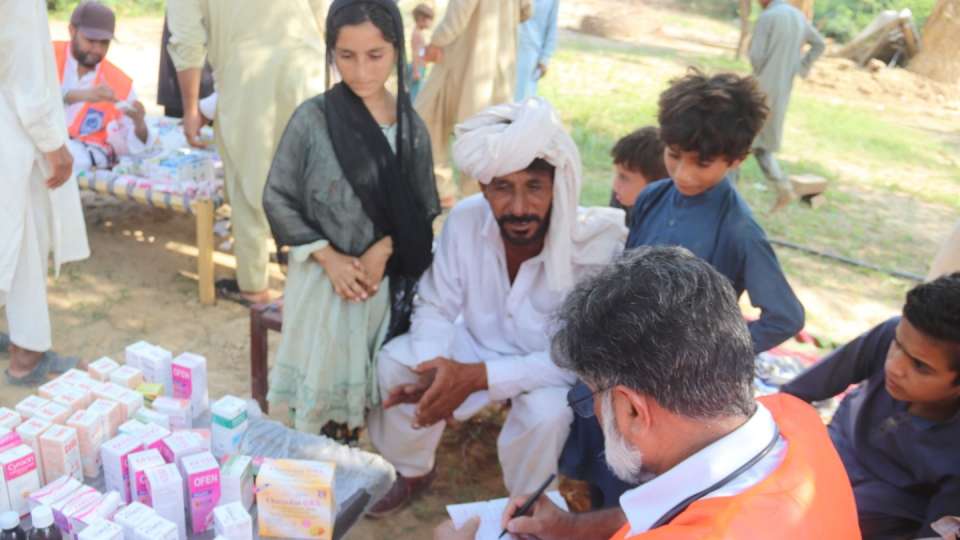 Medical camp tends to flood victims / مخيم طبي يوفر العلاج لضحايا الفيضان