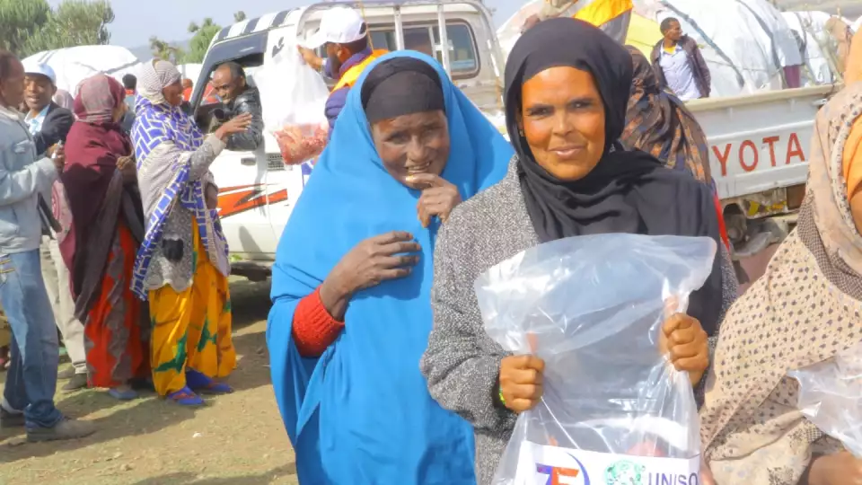 Qurbani given out to excited beneficiaries / توزيع لحوم الأضاحي الطازجة