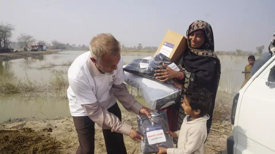 Warming families and hearts with winter relief / تدفئة العائلات والقلوب