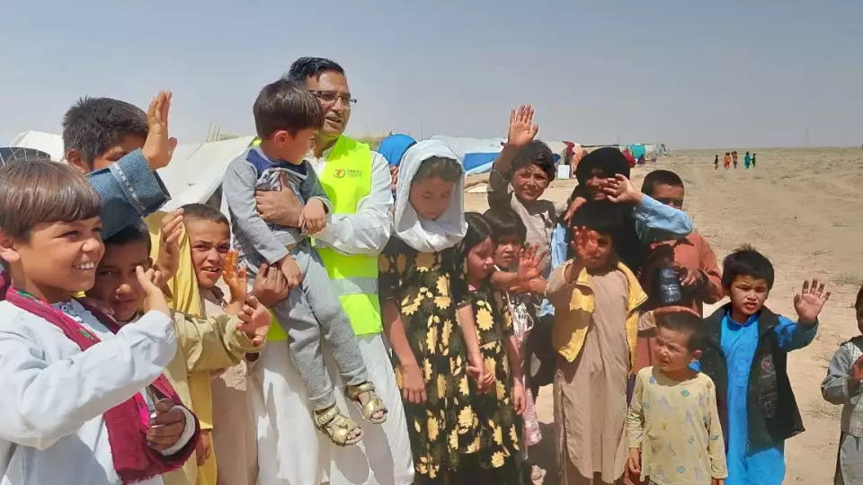 Compassion and gratitude envelope our field teams / اطفال يحيطون بفريقنا الميداني و يعبرون عن شكرهم وامتنانهم