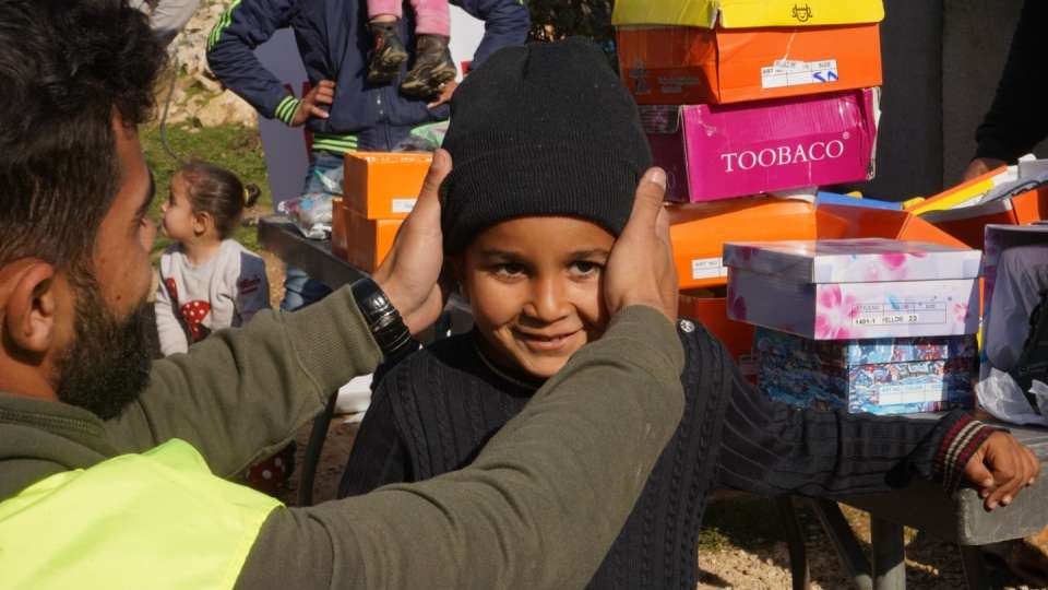 A warm hat with a warm smile from a child ready for winter / قبعة دافئة مع ابتسامة دافئة من طفل جاهز لفصل الشتاء
