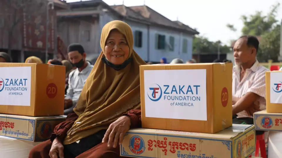 Cambodian women happy with Ramadan packages / نساء كمبوديات يتلقين توزيعات رمضان 2023