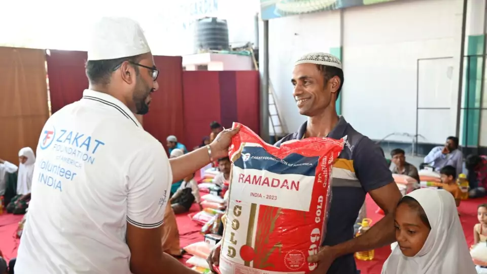 A father in India is all smiles with Ramadan food for his family / أب من الهند يبتسم أثناء حصوله توزيعات رمضان 2023