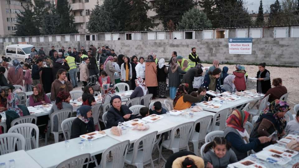 Families in Turkey enjoy Iftar meals