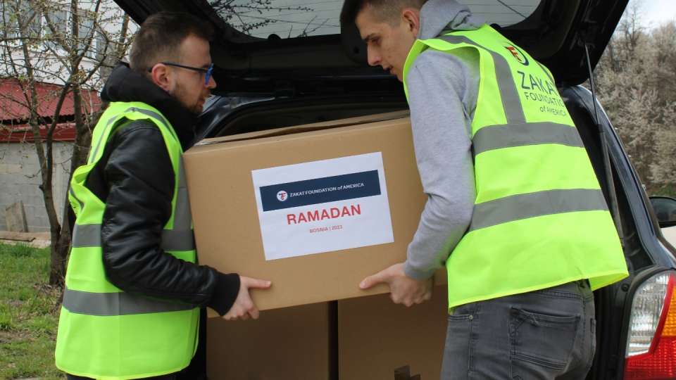 Volunteers in Bosnia distribute Ramadan packages