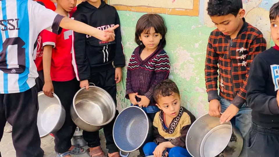 Children in Gaza line up for a hot meal / أطفال في غزة ينتظرون استلام وجبة ساخنة