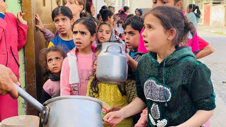 Children in Gaza ready with their pans for hot meals / أطفال في غزة يحملون الأواني في إنتظار استلام الوجبات الساخنة