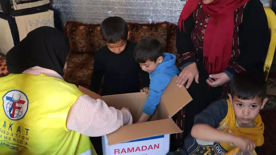 Children in Lebanon excited to see their Ramadan Food Package / الأطفال في لبنان متحمسون لرؤية الطرود الرمضانية