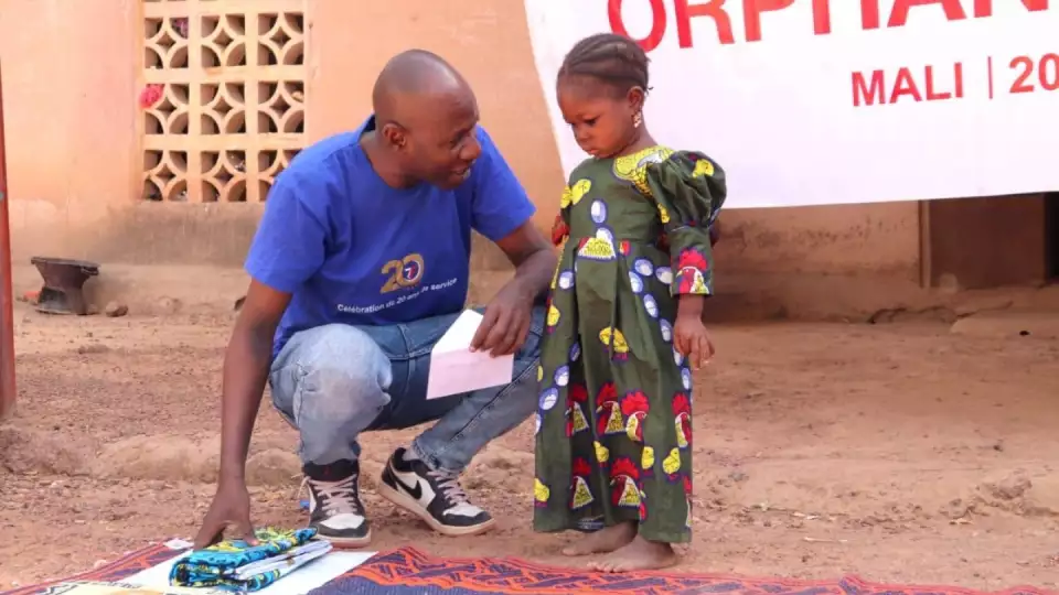 A ZFA worker gives out EID gifts / موظف الزكاة يوزع هدايا العيد