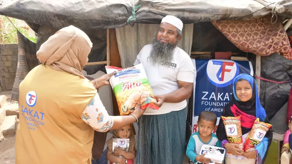 A family is given a food package in India / عائلة هندية تحصل على طرد غذائي
