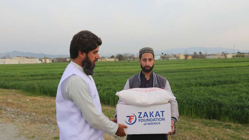 A father in Pakistan now has food to bring home / أب في باكستان يحصل على المواد الغذائية