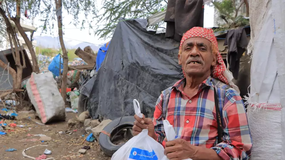 A man in Yemen receives a nourishing food package / يمني يتسلم طرد غذائي رمضاني
