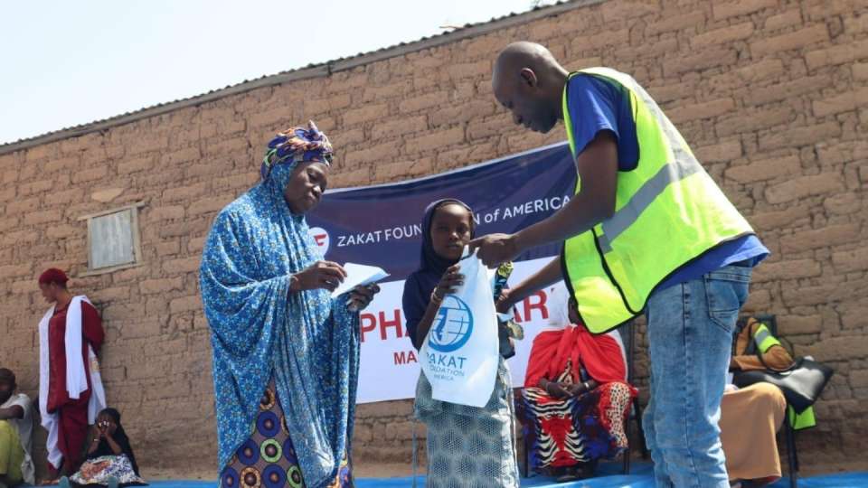 An orphan recieves an EID gift in Mali /  توزيع هدايا العيد في مالي
