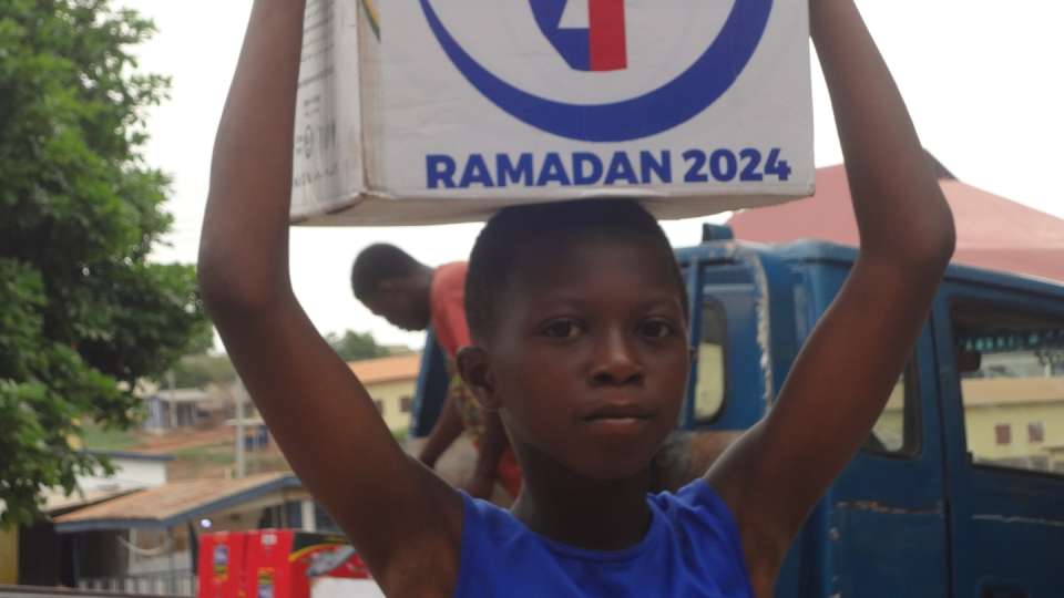 Ghana Ramadan distribution 2024 / طفل غاني يحصل على طرد غذائي رمضاني 2024