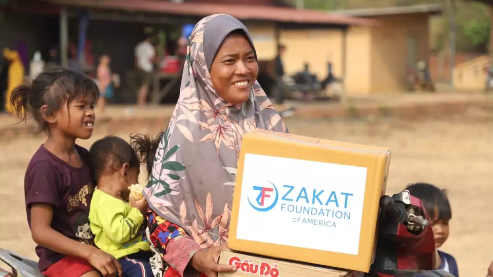 Food packs in Cambodia / الطرود الغذائية في كمبوديا