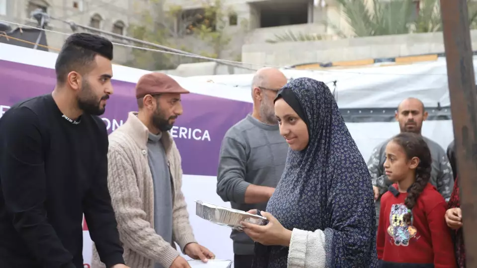 Families in Gaza receive hot meals for nourishment / العائلات في غزة تتلقى وجبات الطعام الساخنة