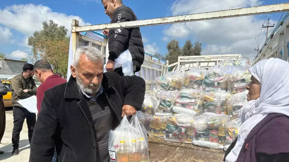 Families in Iraq collect food packages